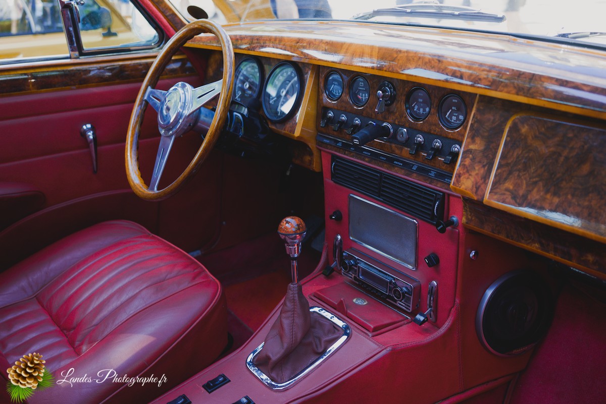 🚗 Car & Moto Addiction à Soustons : Le Charme Intemporel des Belles Anciennes